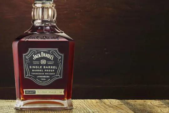 Butelka Jack Daniel's Single Barrel. Wyjątkowy smak, który przenosi wprost do Lynchburga.