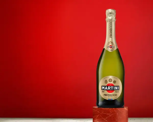 Butelka Martini Prosecco na tle czerwieni. Idealne na toast lub do drinków.