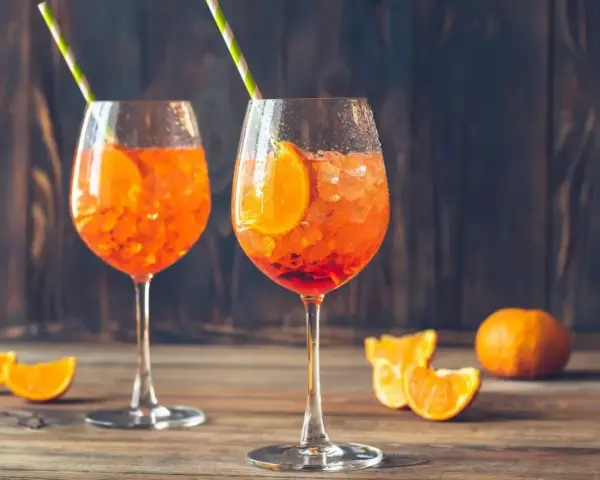 Dwa orzeźwiające Aperol Spritze z pomarańczą i lodem. Aperol ile procent? 11%.