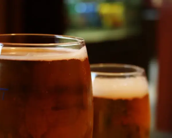 Dwa kufle złocistego piwa z pianką. Idealne na upalny dzień, choć do ich zrobienia potrzeba więcej niż tylko chęci.