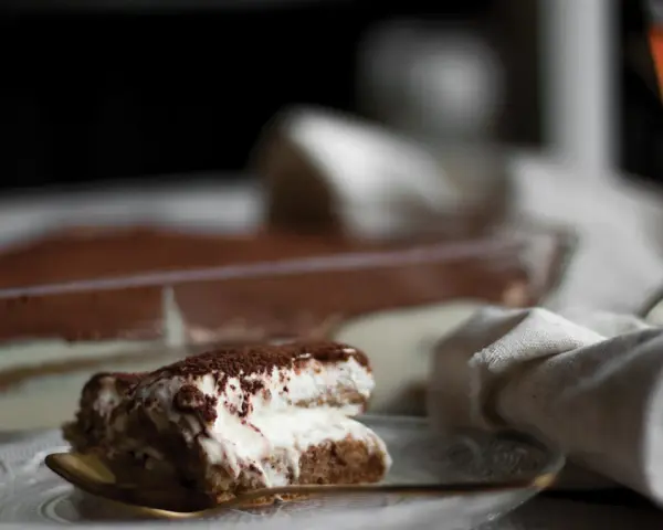 Pyszne tiramisu z kawą i kakao. Zastanawiasz się, jaki alkohol do tiramisu? Spróbuj amaretto lub rumu!