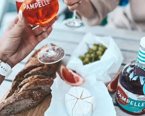 Aperitif Pamplemousse z winogronami, serem i bagietką. Idealny na letnie popołudnie.