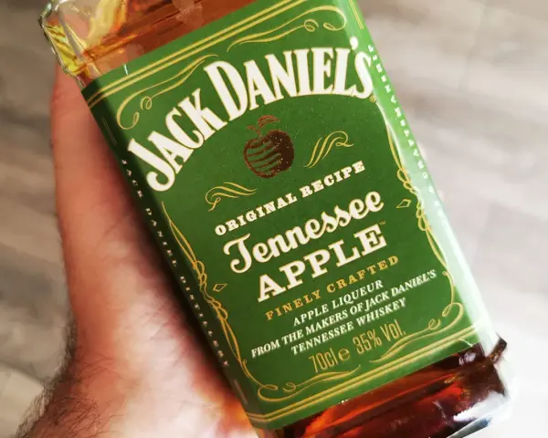 Jack Daniel's Tennessee Apple - świetny wybór! Pij go solo, z lodem lub z colą. Idealny na każdą okazję.