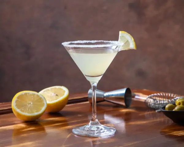 Martini bianco z czym pić? Z cytryną i oliwkami, idealny na letnie wieczory.