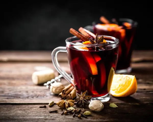 Aromatyczne grzane wino bezalkoholowe z pomarańczą i przyprawami korzennymi, idealne na zimowe wieczory.
