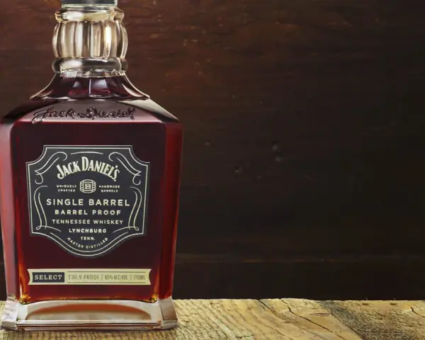 Butelka Jack Daniel's Single Barrel. Wyjątkowy smak, który przenosi wprost do Lynchburga.