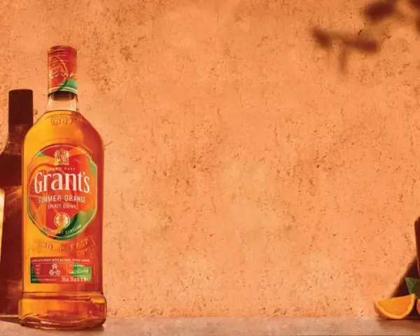 Orzeźwiający Grant's Summer Orange Spirit Drink z pomarańczą i lodem. Idealny przepis na letni drink.