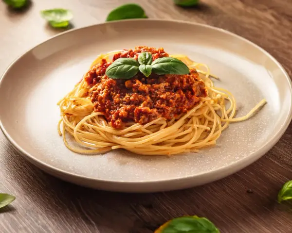 Pyszne spaghetti bolognese z bazylią. Idealne pytanie: jakie wino do bolognese?