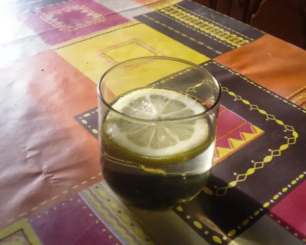 Orzeźwiający martini ze spritem i plasterkiem cytryny, stojący na kolorowym obrusie.