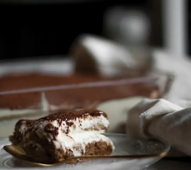 Pyszne tiramisu z kawą i kakao. Zastanawiasz się, jaki alkohol do tiramisu? Spróbuj amaretto lub rumu!