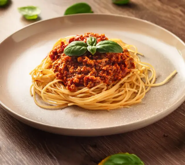 Pyszne spaghetti bolognese z bazylią. Idealne pytanie: jakie wino do bolognese?
