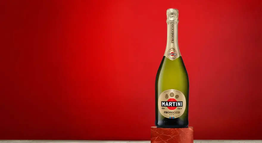 Butelka Martini Prosecco na tle czerwieni. Idealne na toast lub do drinków.