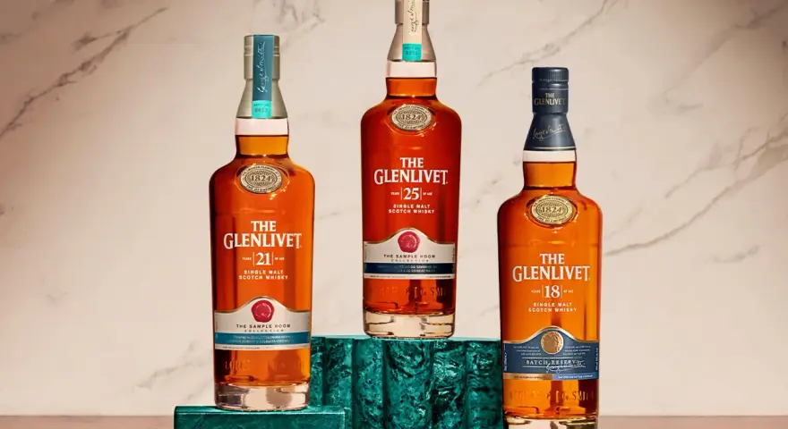 Trzy butelki The Glenlivet: 21, 25 i 18 lat. Każda butelka to mały anioł, który zabiera część whisky, tworząc "whisky angel share".