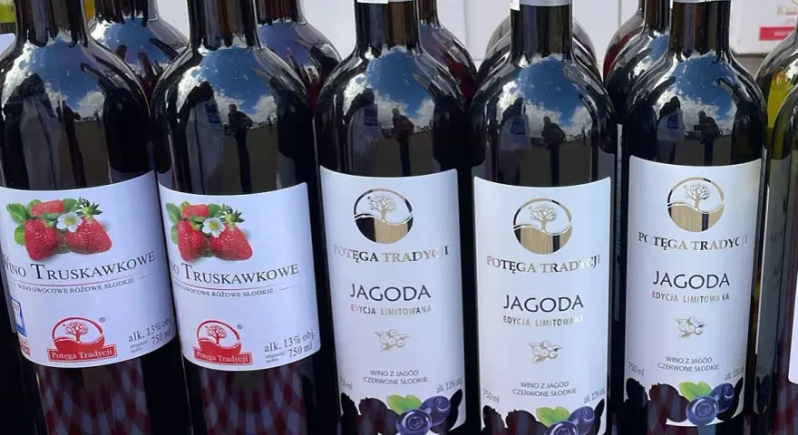 Butelki z winem truskawkowym i jagodowym. Tanie wino owocowe, idealne na letnie wieczory.