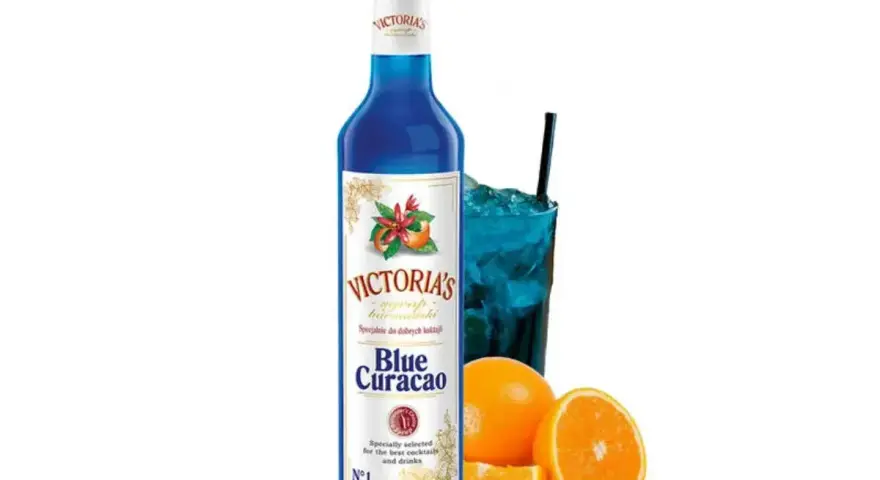 Błękitny syrop Blue Curacao Victoria's, idealny do drinków. Zobacz przepis na orzeźwiający koktajl!