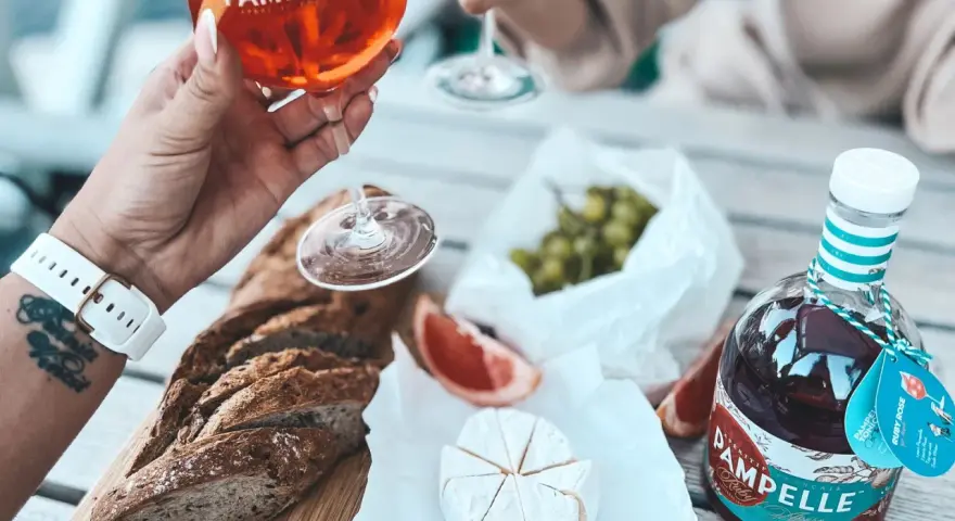 Aperitif Pamplemousse z winogronami, serem i bagietką. Idealny na letnie popołudnie.