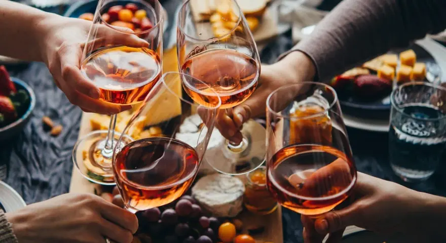 Wznosimy kieliszki z różowym winem, delektując się serami i owocami. Idealny moment na rozmowy i pytanie: digestif co to?