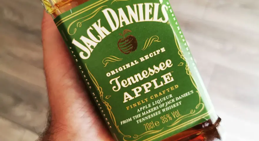 Jack Daniel's Tennessee Apple - świetny wybór! Pij go solo, z lodem lub z colą. Idealny na każdą okazję.