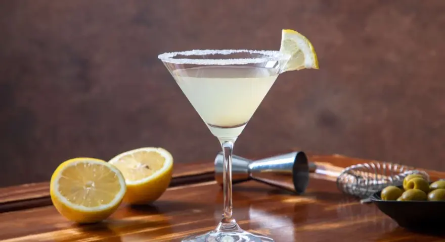Martini bianco z czym pić? Z cytryną i oliwkami, idealny na letnie wieczory.