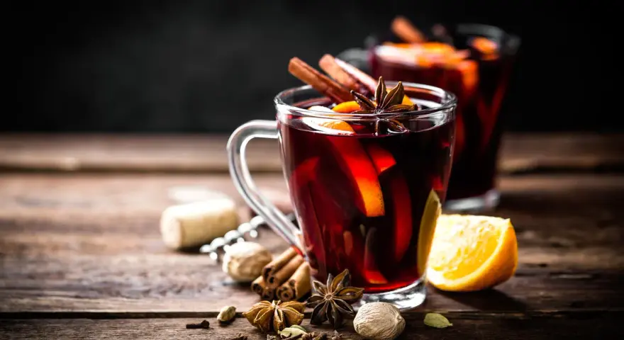 Aromatyczne grzane wino bezalkoholowe z pomarańczą i przyprawami korzennymi, idealne na zimowe wieczory.