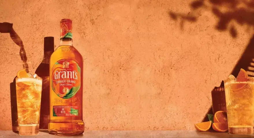 Orzeźwiający Grant's Summer Orange Spirit Drink z pomarańczą i lodem. Idealny przepis na letni drink.
