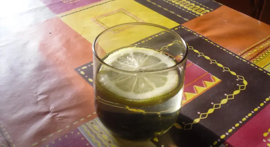 Orzeźwiający martini ze spritem i plasterkiem cytryny, stojący na kolorowym obrusie.