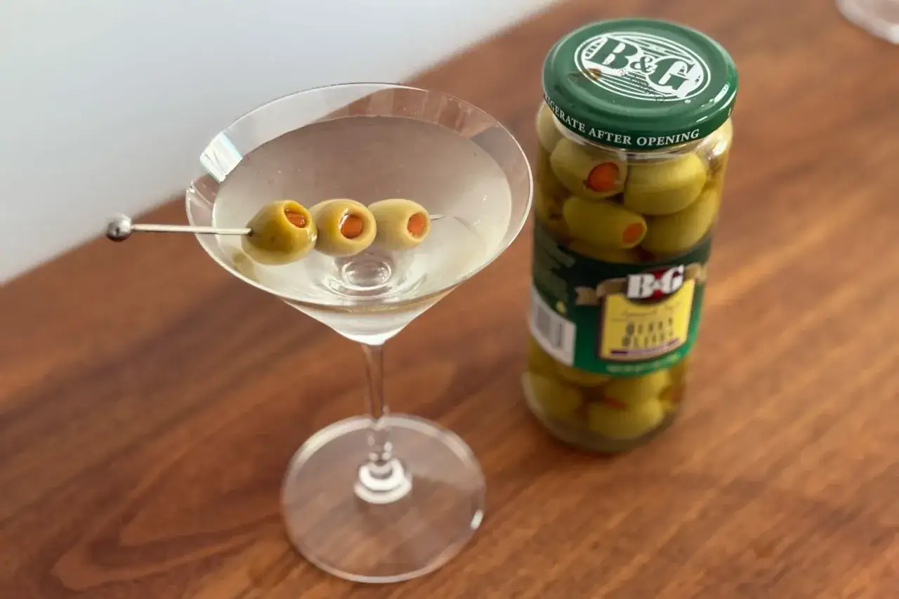 Idealne oliwki co do martini, prosto ze słoika B&G, czekają na drinka.