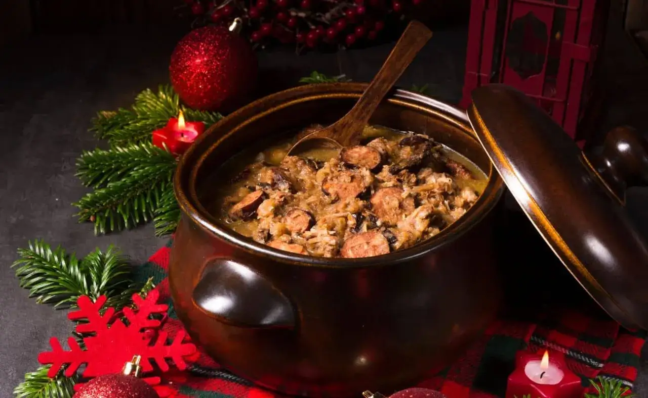 A big brown pot filled with hearty bigos, perfect for a festive meal. Zastanawiasz się, jakie wino do bigosu?