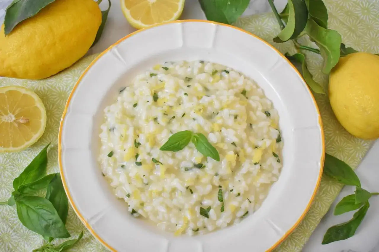 Kremowe risotto cytrynowe z bazylią. Idealne, gdy szukasz czegoś co zamiast wina do risotto nada mu świeżości.