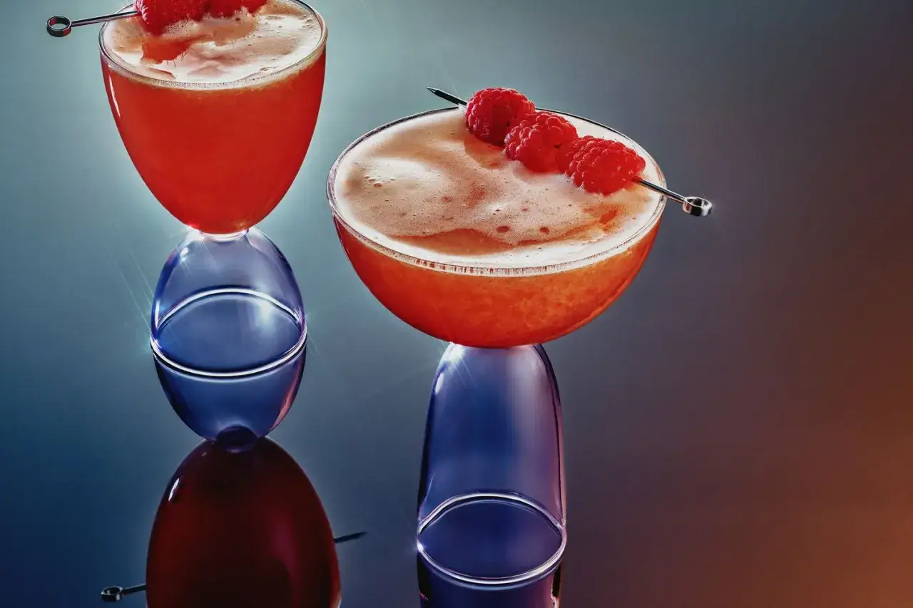 Dwa drinki z malinami i pianką, idealne do serwowania z Campari.