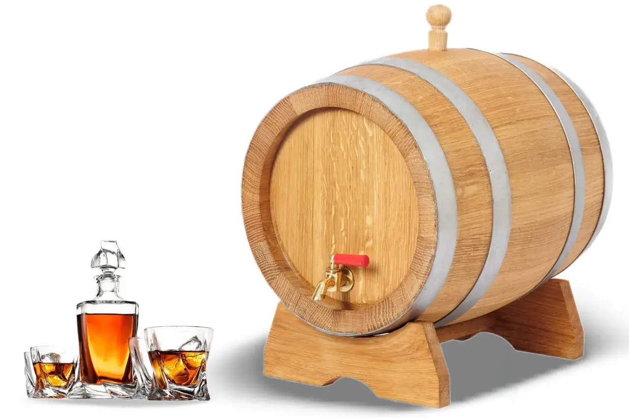 Drewniana beczka z kranikiem i karafka z whisky. Czy whisky to bimber? To pytanie zadaje sobie wielu miłośnik&oacute;w tego trunku.