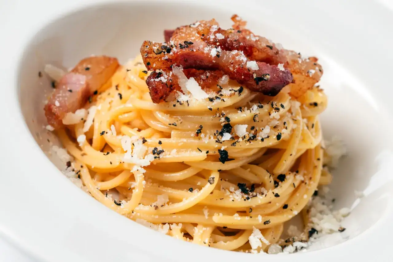Pyszna carbonara z chrupiącym boczkiem i parmezanem. Idealne pytanie: jakie wino do carbonary?