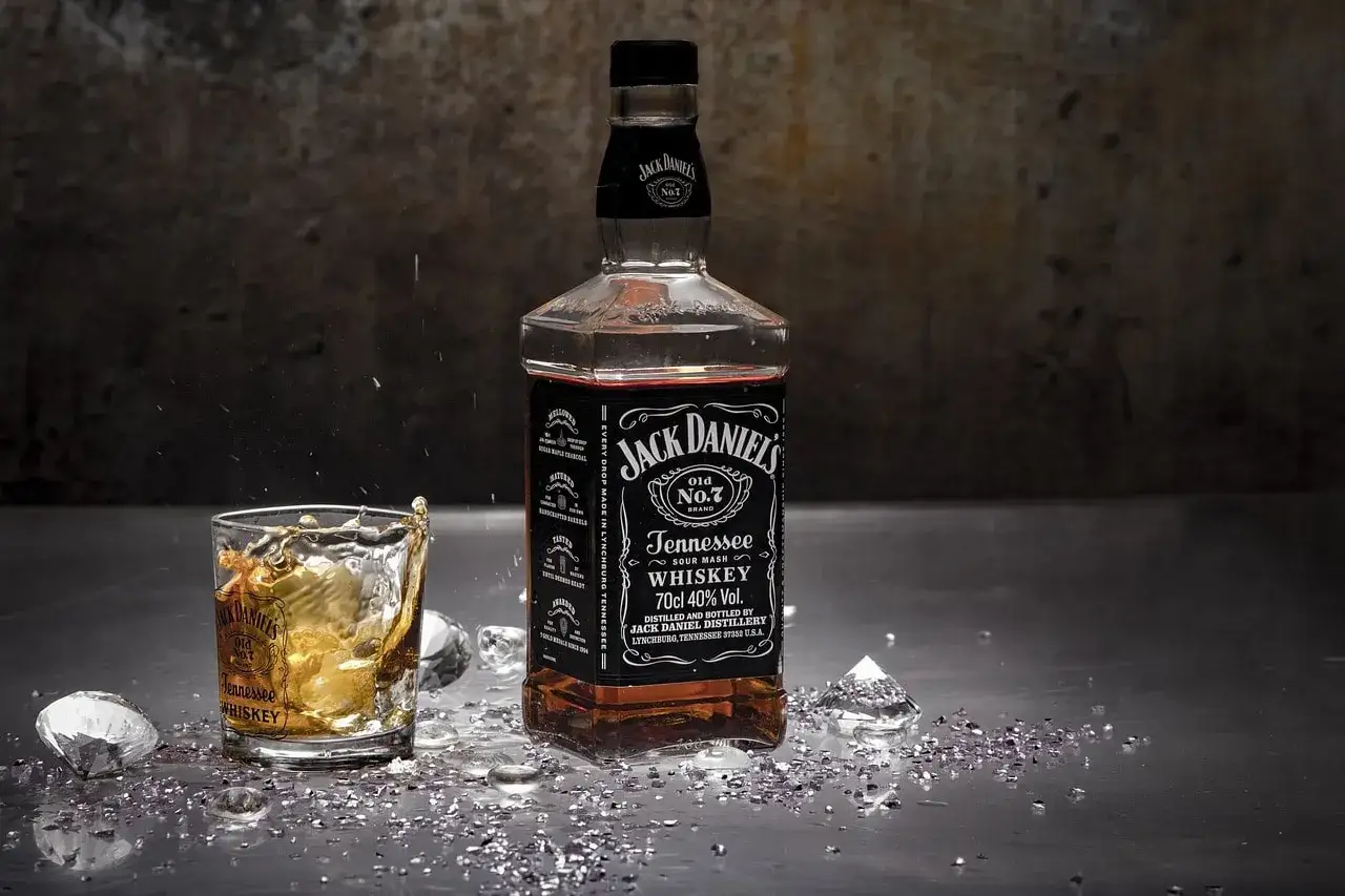 Jack Daniel's z czym pić? Klasycznie z lodem, w szklance z brylantami i błyszczącym pyłem. Idealny na wiecz&oacute;r.