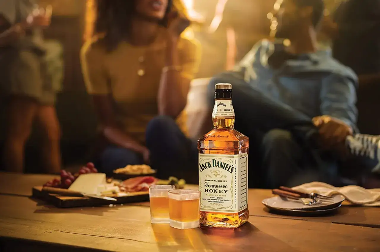 Jack Daniel's Honey z czym pić? Idealny na spotkania z przyjaci&oacute;łmi, serwowany z deską ser&oacute;w i owoc&oacute;w.