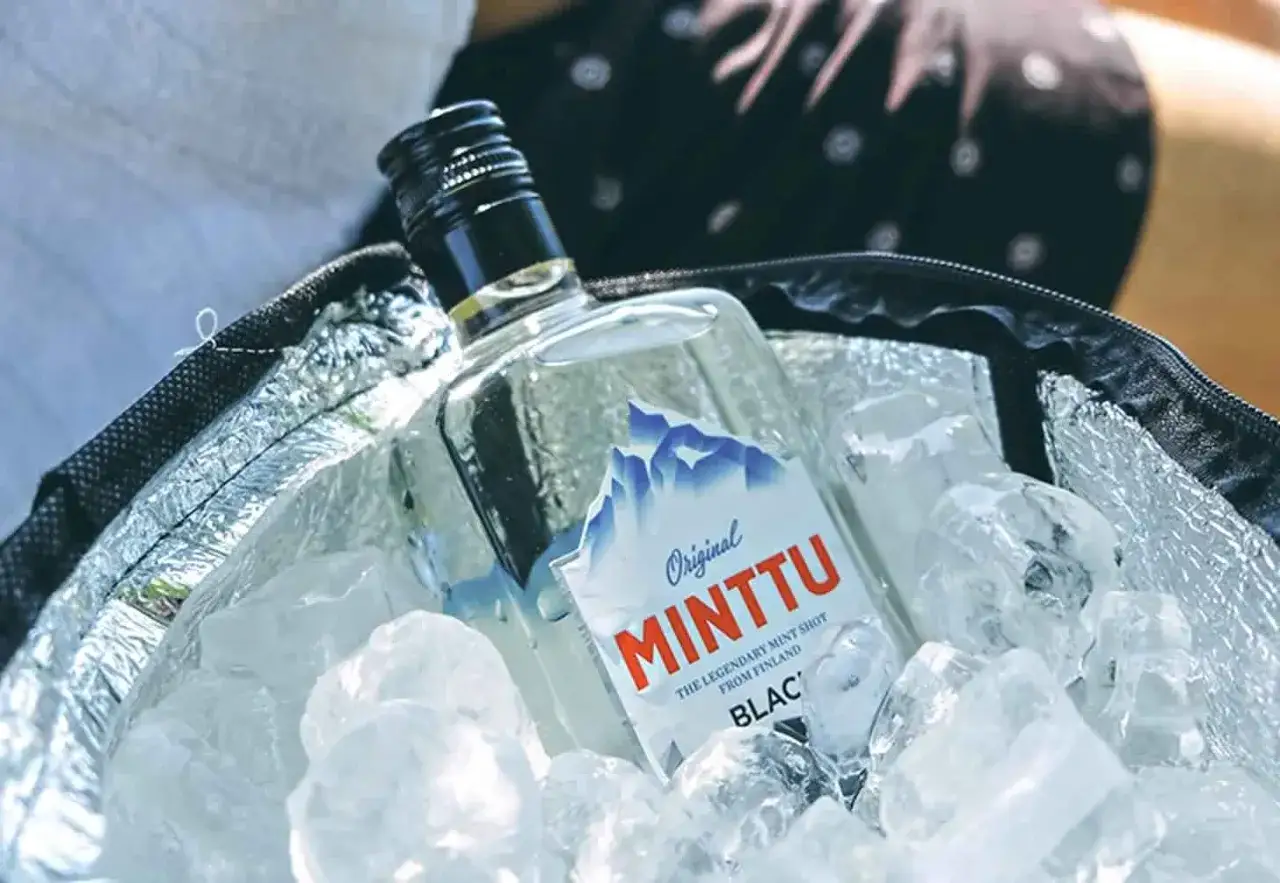 Butelka oryginalnego Minttu w lodzie, idealna na orzeźwiający drink. Z czym pić ten legendarny fiński likier?