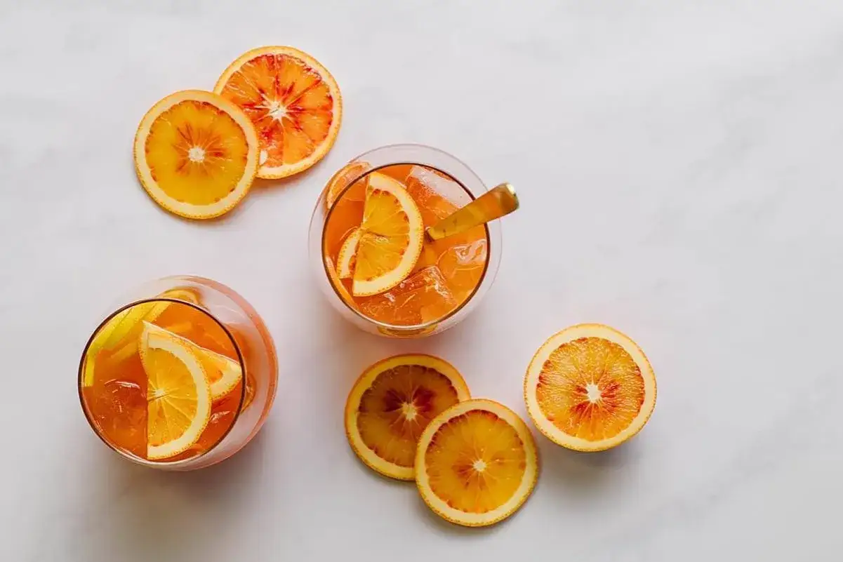 Orzeźwiający drink z amaretto i w&oacute;dką, ozdobiony plasterkami pomarańczy. Idealny na letnie popołudnie.