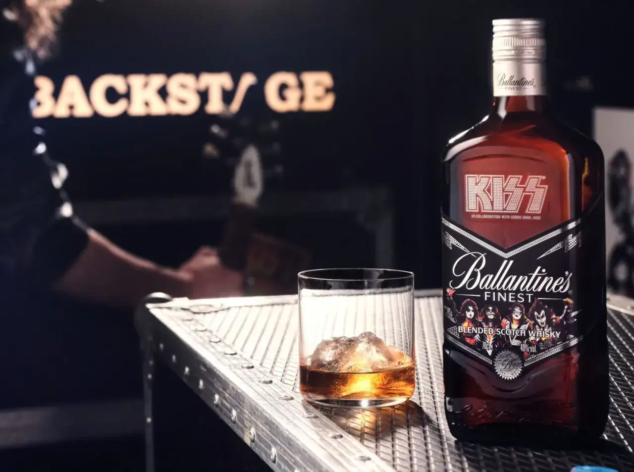Ballantine's Finest w kolaboracji z KISS. Czy to dobra whisky na backstage'u? Z pewnością dodaje rockowego klimatu.