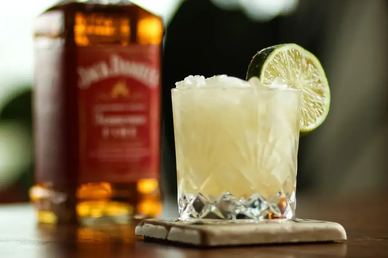 Jack Daniel's Fire z czym pić? Orzeźwiający drink z limonką i lodem, idealny na ciepłe wieczory.