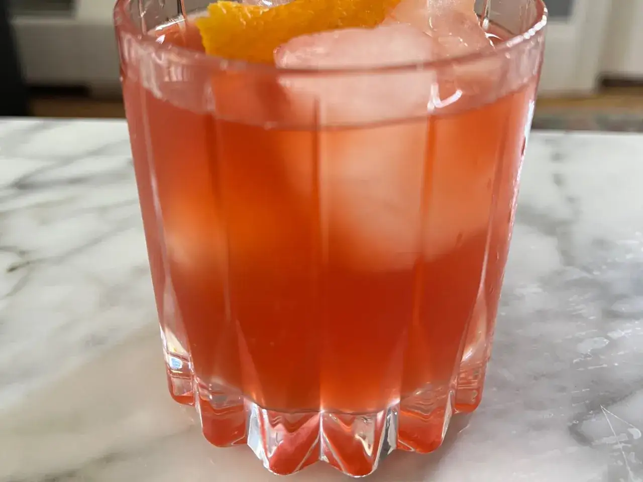 Orzeźwiający drink z ryżu, w stylu martini, z lodem i sk&oacute;rką pomarańczy.