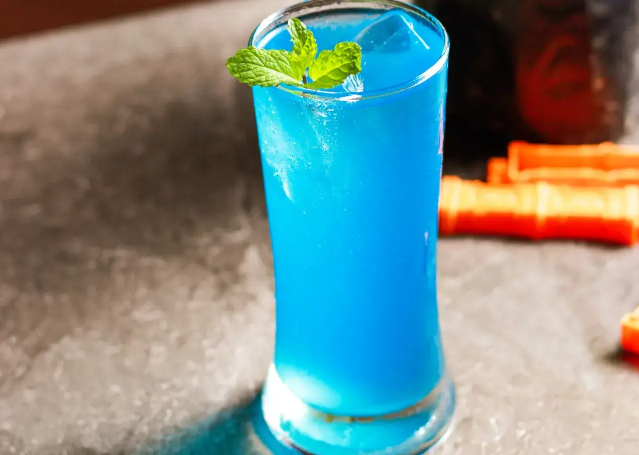 Błękitny bols kamikaze z lodem i miętą, idealny na upalne dni. Z czym pić taki drink?