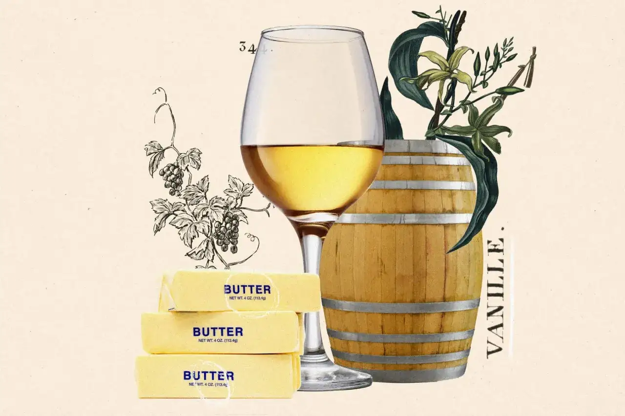 Chardonnay jakie to wino? Złocisty trunek w kieliszku, obok maślanych kostek, beczki i winogron.