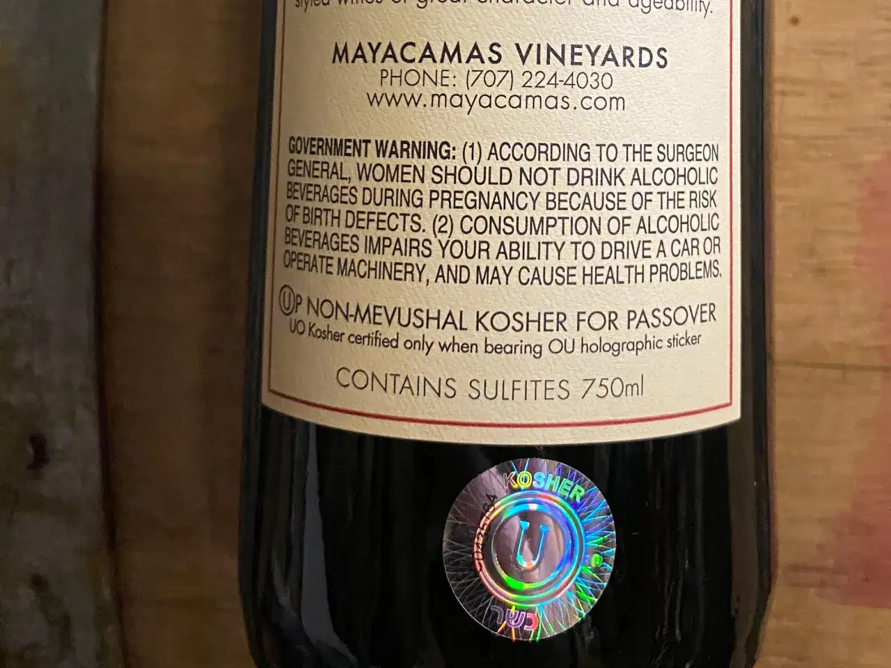 Wino koszerne co to znaczy? Etykieta informuje, że jest to wino koszerne na Pesach, certyfikowane przez OU.