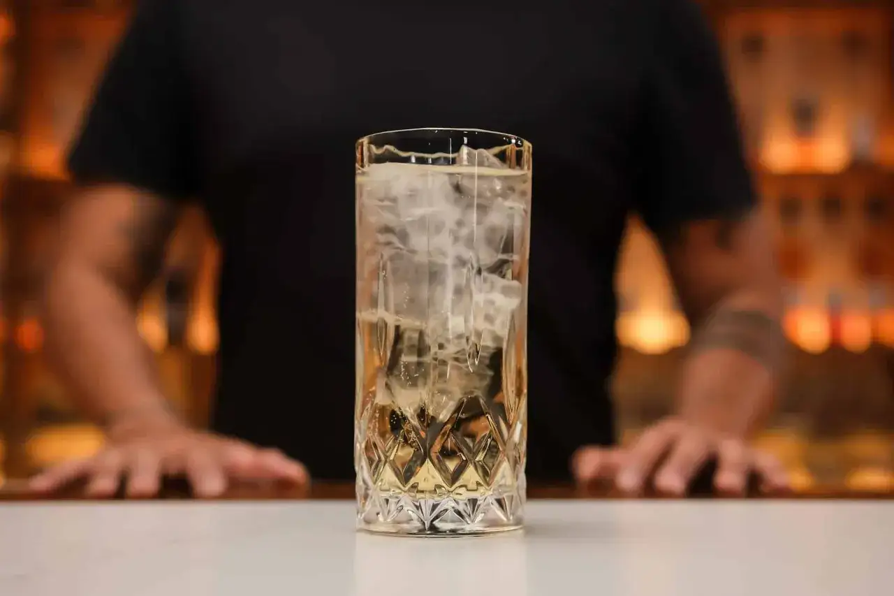 Orzeźwiające whisky z tonikiem, pełne lodu, w eleganckiej szklance. Idealne na wiecz&oacute;r.
