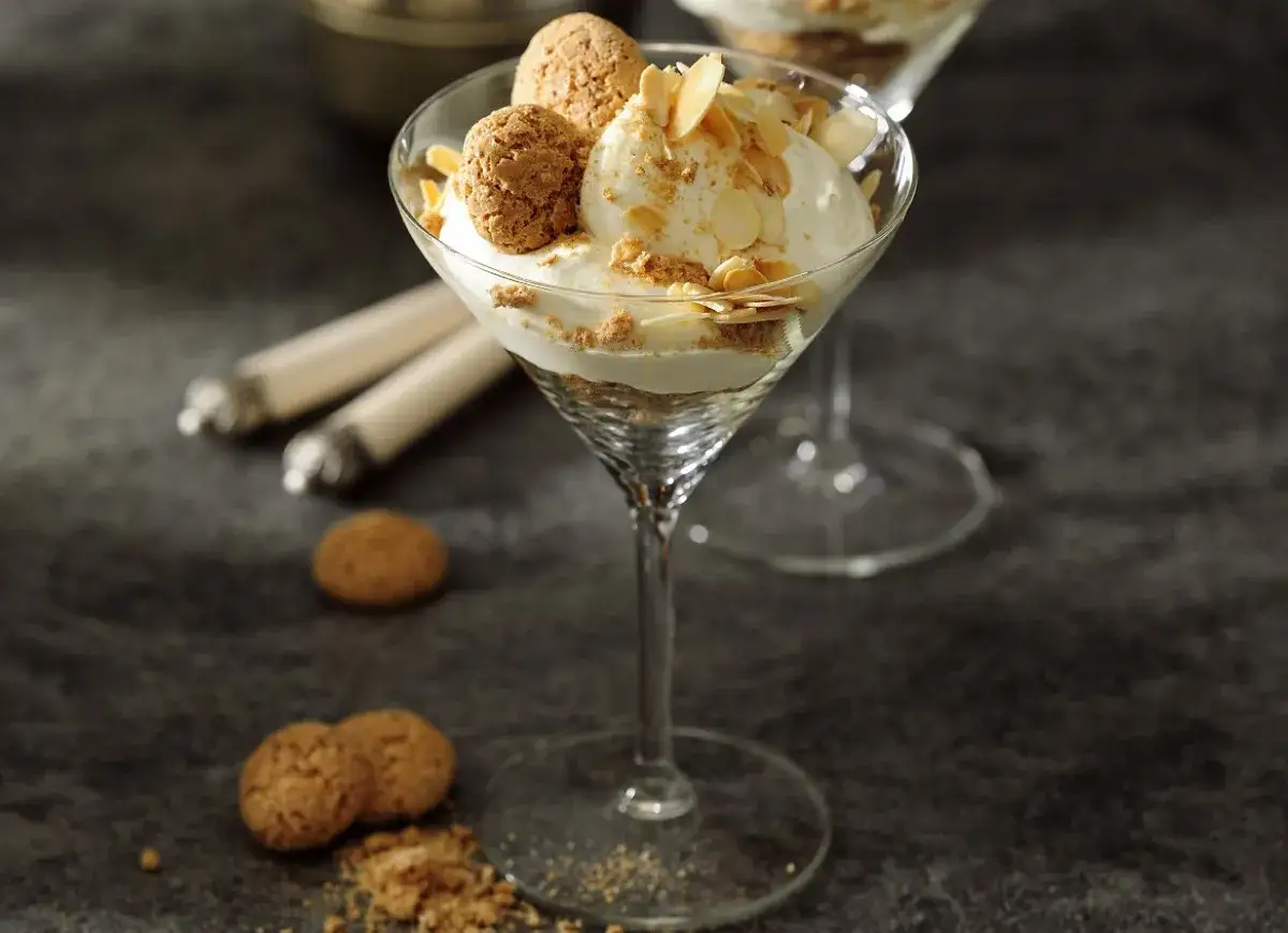 Deser z lodami, ciasteczkami i migdałami w kieliszku. Czy to amaretto? Pyszne!