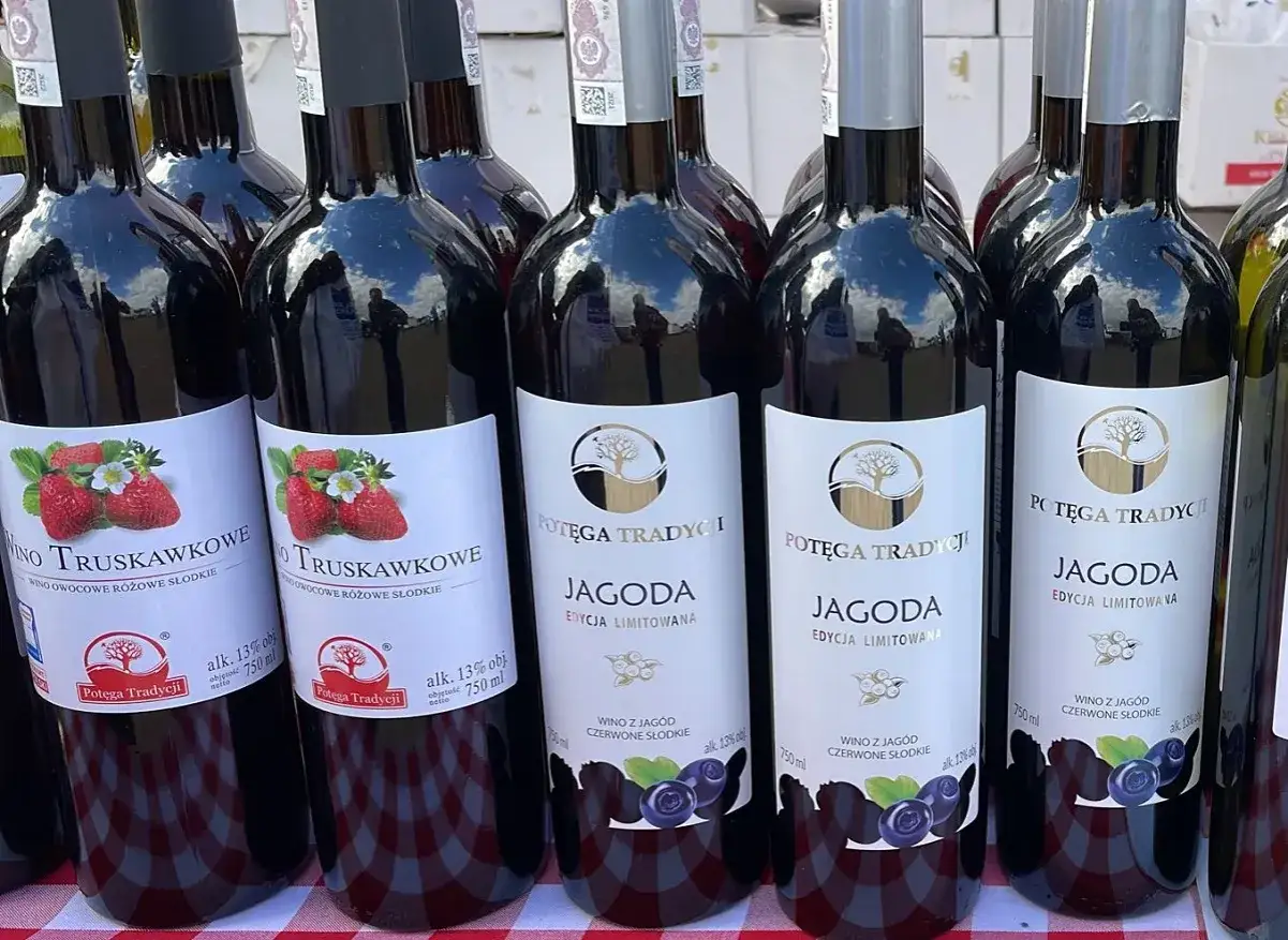 Butelki z winem truskawkowym i jagodowym. Tanie wino owocowe, idealne na letnie wieczory.