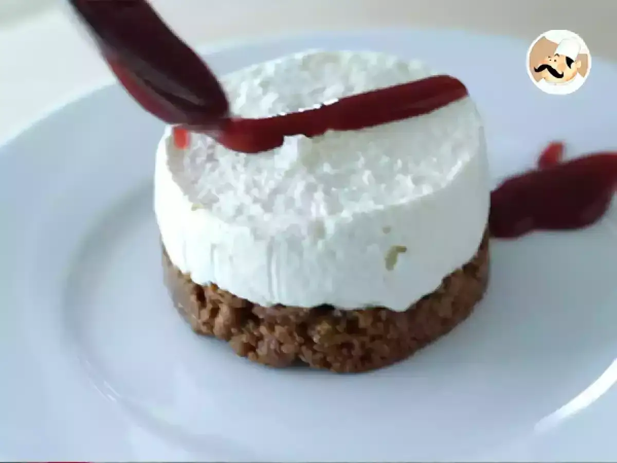 Słodki deser z musem i polewą. Idealny pomysł, co zrobić z owocami z wina, by stworzyć taką pyszną kompozycję.