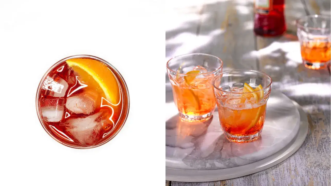 Dwa drinki: jeden ciemnoczerwony z pomarańczą i lodem, drugi pomarańczowy z plasterkami pomarańczy. Idealne na lato, jak Campari i Aperol.