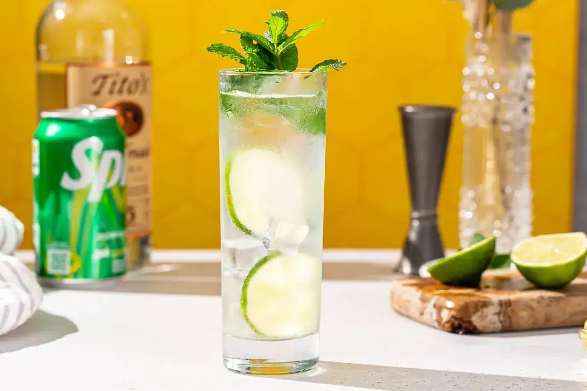 Orzeźwiający drink z w&oacute;dką Tito's, limonką i miętą, uzupełniony bąbelkami Sprite'a. Idealny na upalne dni.