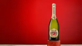 Butelka Martini Prosecco na tle czerwieni. Idealne na toast lub do drinków.