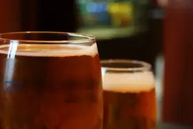 Dwa kufle złocistego piwa z pianką. Idealne na upalny dzień, choć do ich zrobienia potrzeba więcej niż tylko chęci.
